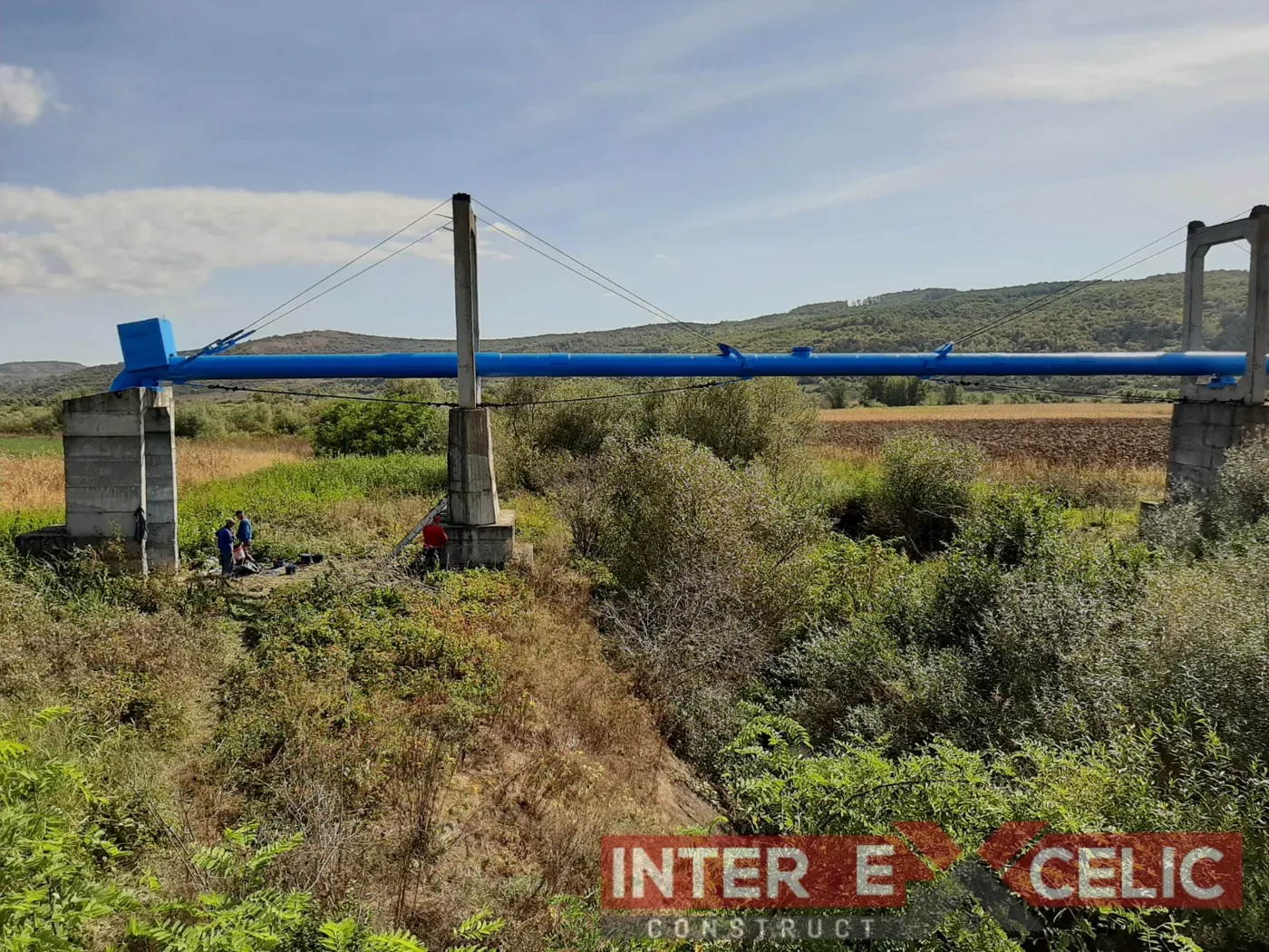 Conductă de apă cu acoperire albastră și structură metalică de susținere, proiect Inter Excelic în Cluj